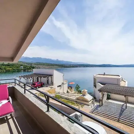 Simon Villa *